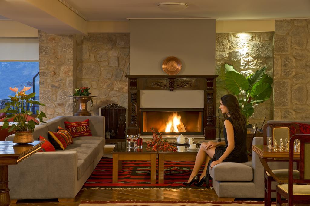 Hotel Ellinon Thea Arachova Exterior foto